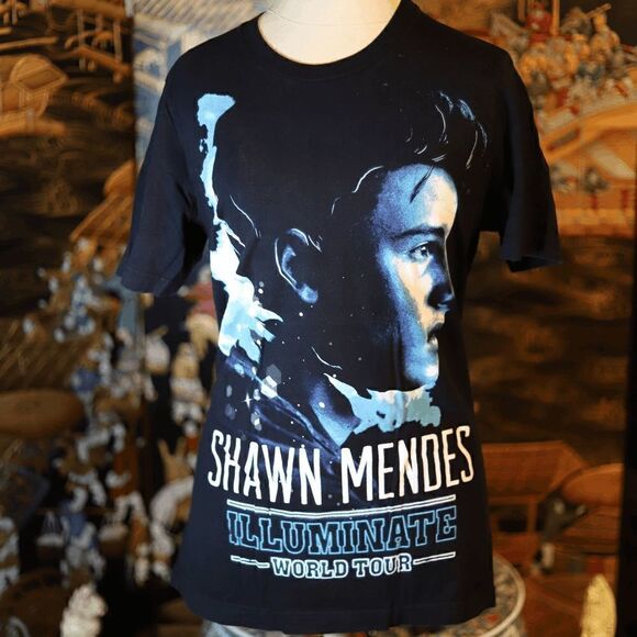 Medium Shawn Mendes Illuminate 2017 World Tour Merch Band Tee - Picture 1 of 3